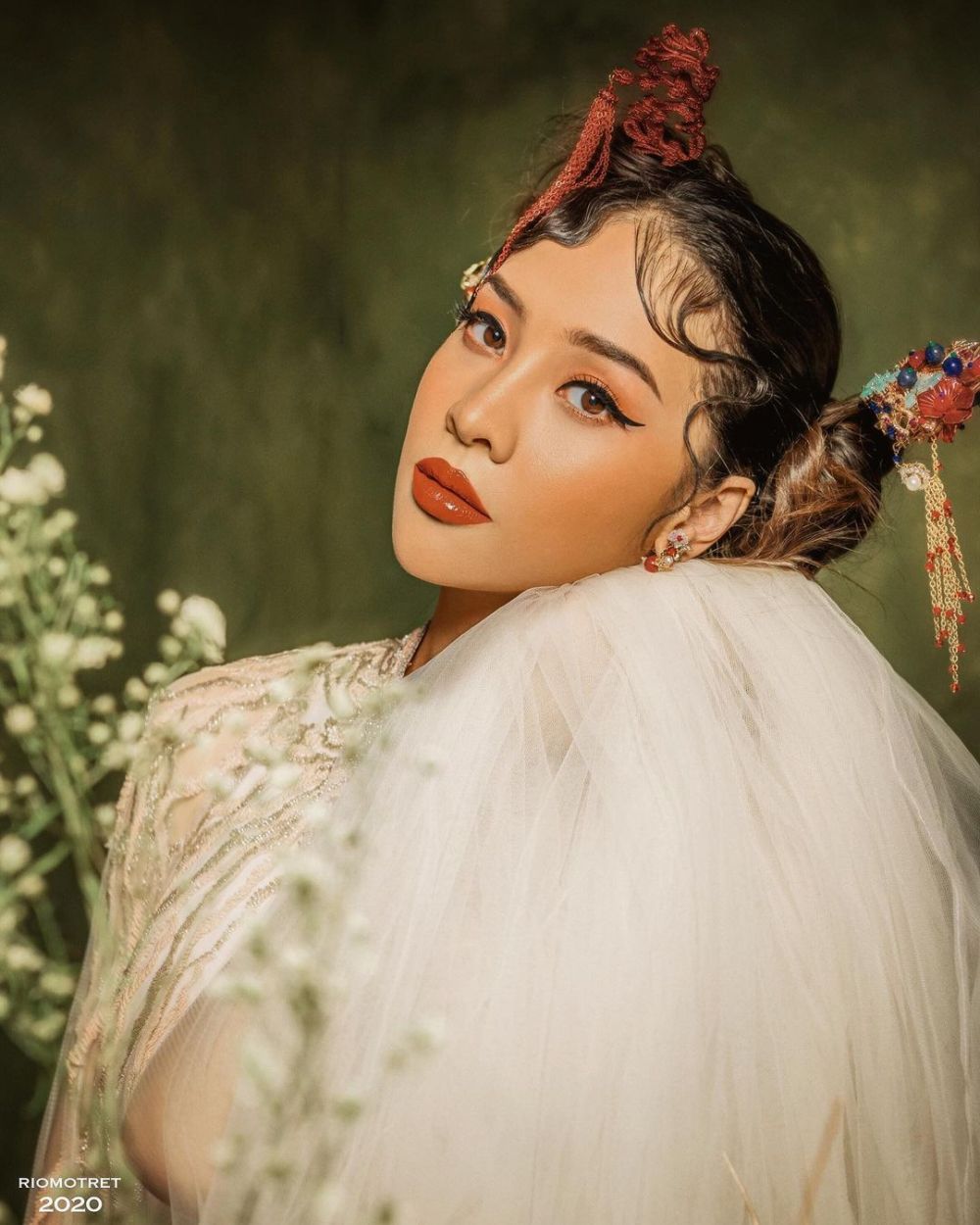 Biasa tampil natural, ini 9 potret Anya Geraldine bermakeup tebal