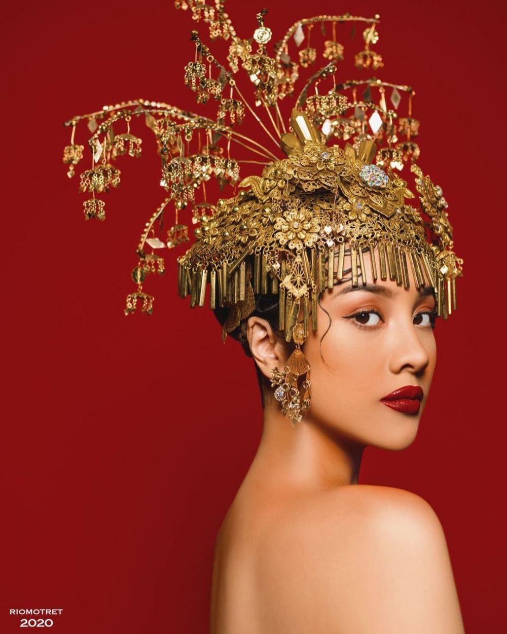 Biasa tampil natural, ini 9 potret Anya Geraldine bermakeup tebal