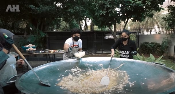 9 Momen Atta-Aurel masak 200 ekor ayam dalam satu wajan, heboh banget 