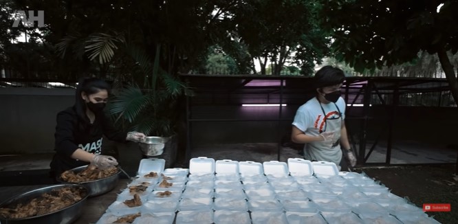 9 Momen Atta-Aurel masak 200 ekor ayam dalam satu wajan, heboh banget 