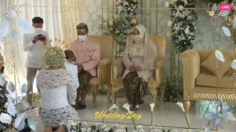 7 Momen akad nikah Mumuk Gomez dan Eno Retra, penuh haru