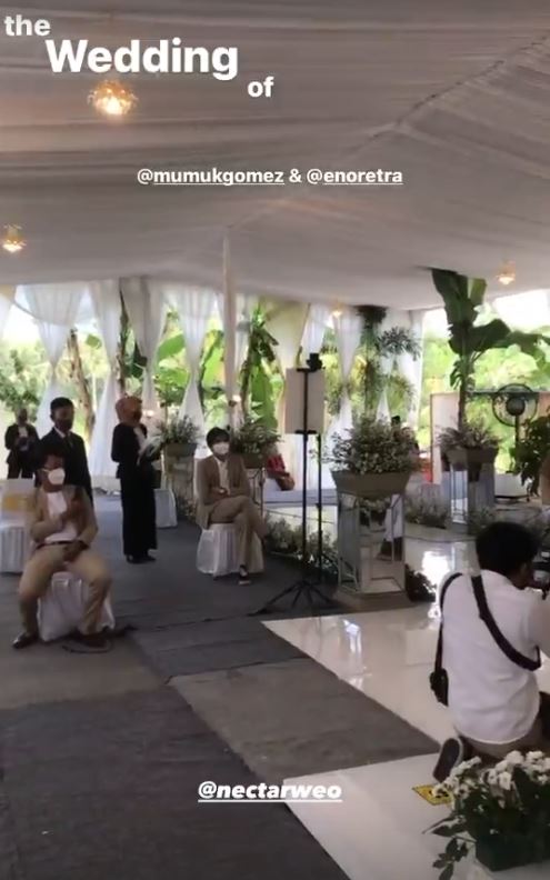 7 Potret detail pernikahan Mumuk Gomez dan Eno, pelaminannya elegan