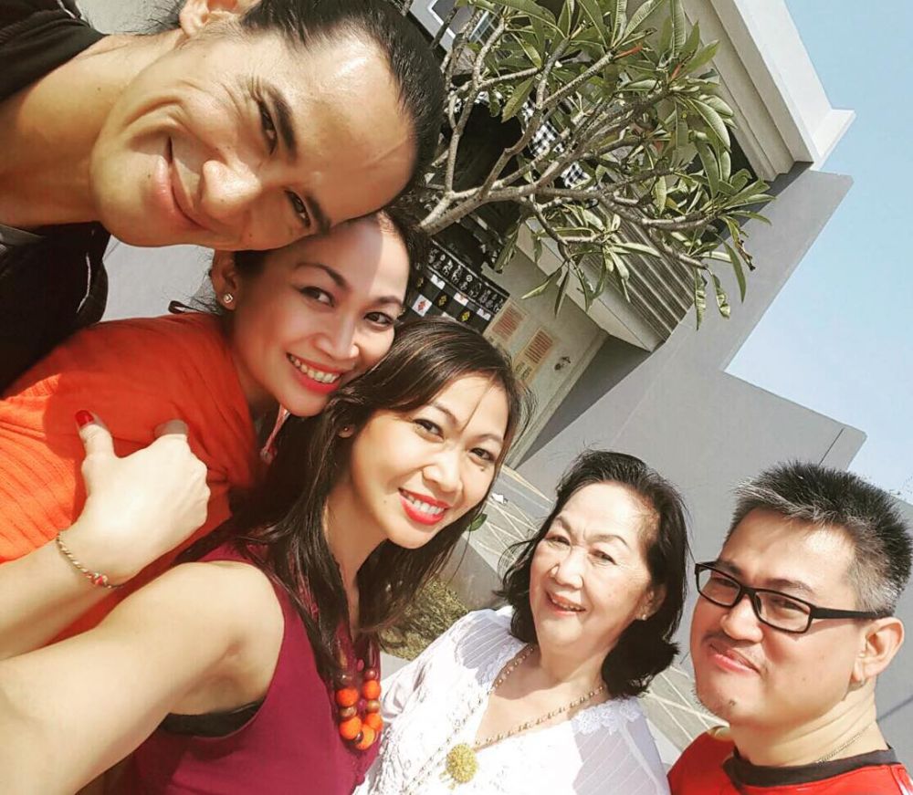 7 Momen kebersamaan Ade Rai bareng ibunya, penuh kenangan