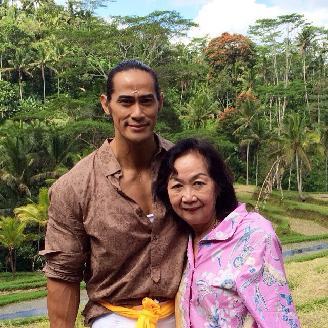 7 Momen kebersamaan Ade Rai bareng ibunya, penuh kenangan