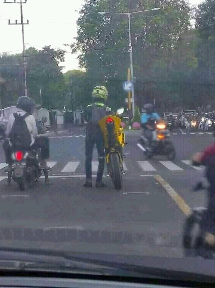 13 Momen lucu pengendara motor di jalan ini aksinya bikin ketawa