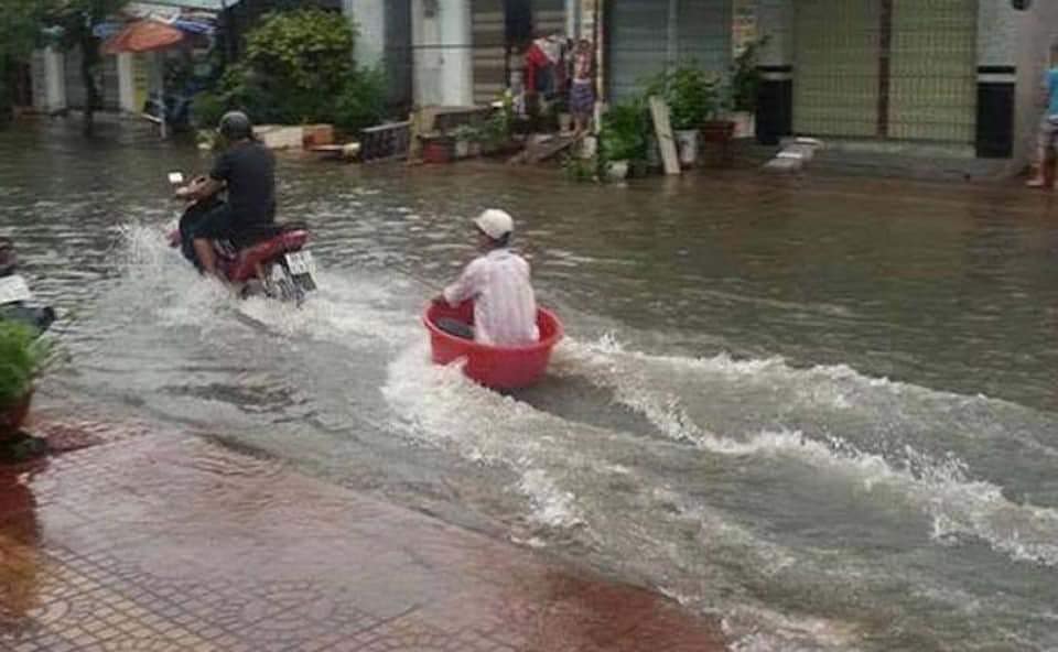 13 Momen lucu pengendara motor di jalan ini aksinya bikin ketawa