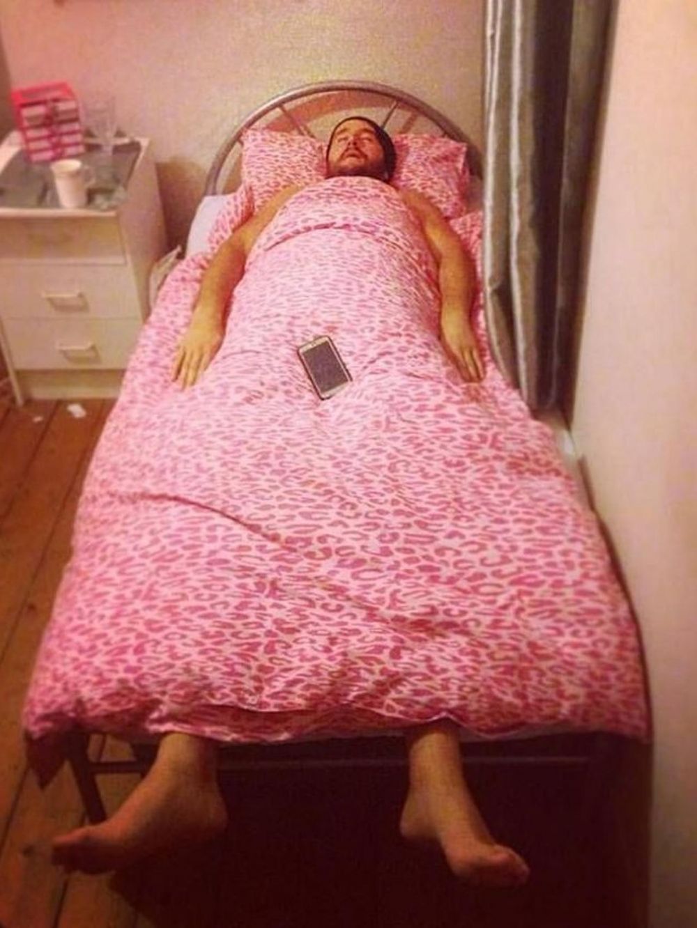 13 Potret ngenes orang berbadan tinggi ini bikin ngangguk setuju