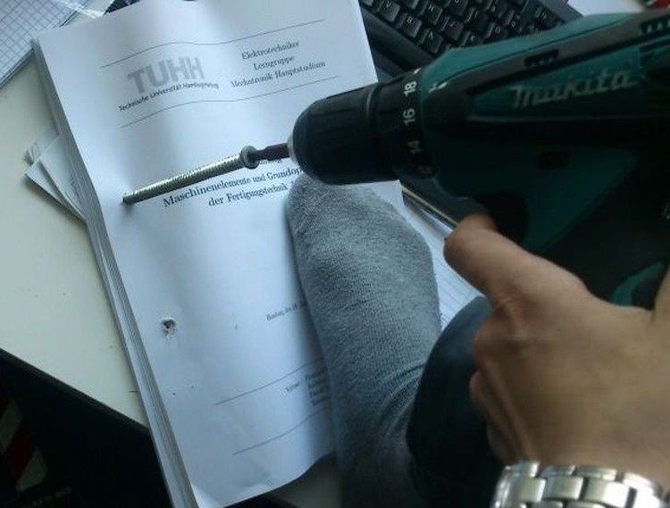 15 Lifehack nyeleneh pakai peralatan elektronik ini keren abis