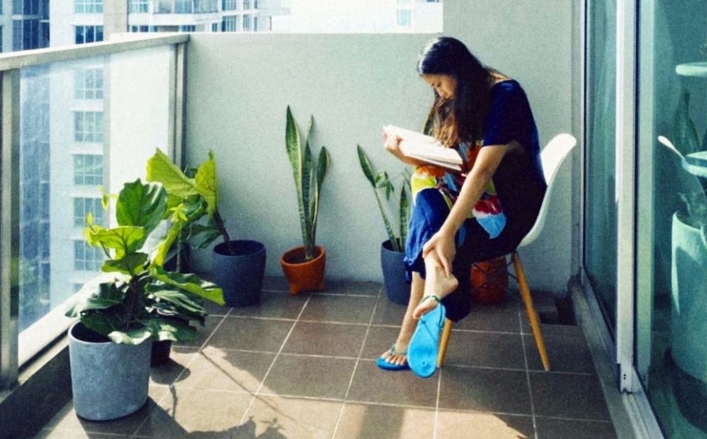 Selain jadi aktivis lingkungan, Sherina Munaf juga “kutu buku" lho