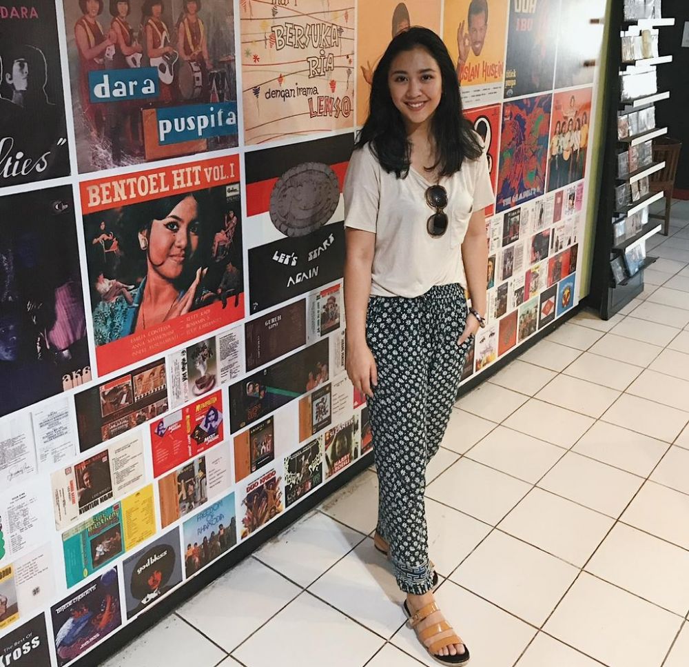 Selain jadi aktivis lingkungan, Sherina Munaf juga “kutu buku" lho