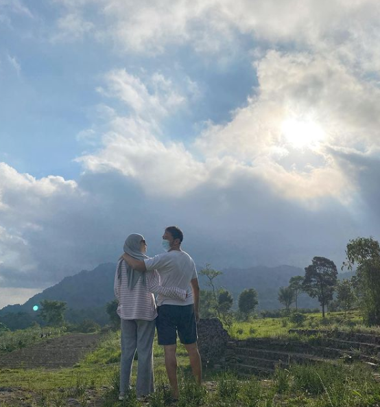 9 Potret bahagia keluarga Zaskia Mecca main di alam terbuka, sederhana