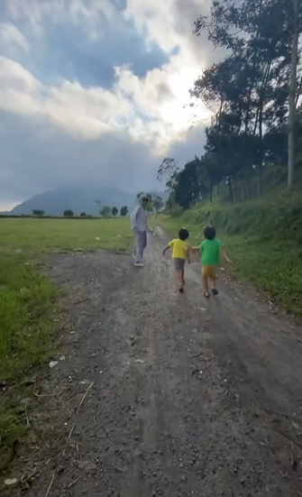 9 Potret bahagia keluarga Zaskia Mecca main di alam terbuka, sederhana