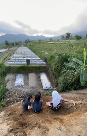 9 Potret bahagia keluarga Zaskia Mecca main di alam terbuka, sederhana