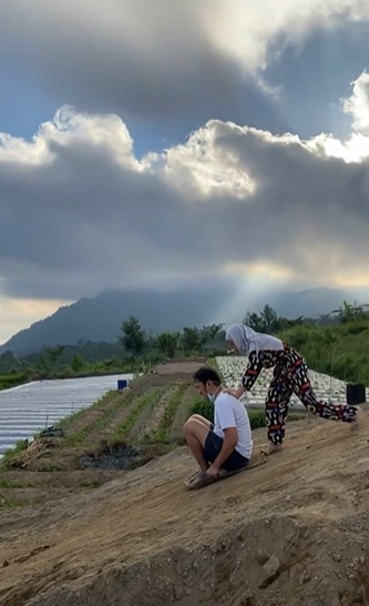 9 Potret bahagia keluarga Zaskia Mecca main di alam terbuka, sederhana
