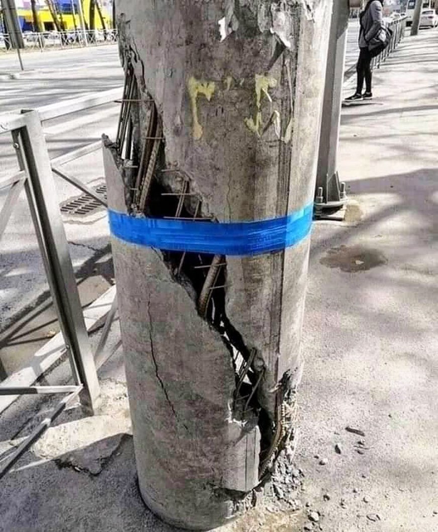 11 Benda nyeleneh di tiang bangunan ini bikin mikir keras