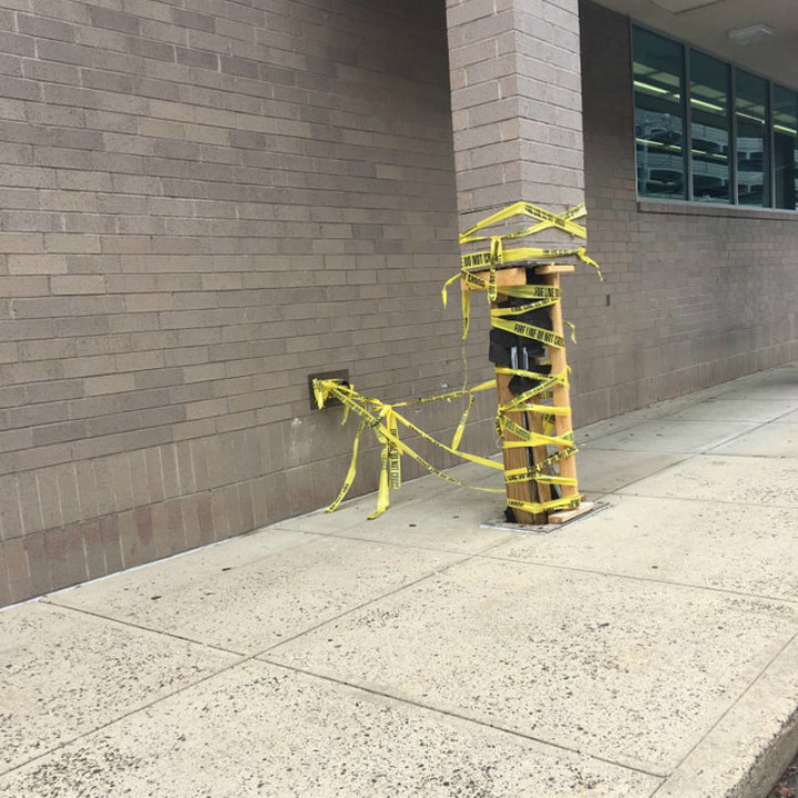 11 Benda nyeleneh di tiang bangunan ini bikin mikir keras