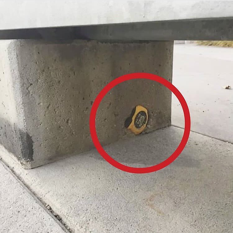 11 Benda nyeleneh di tiang bangunan ini bikin mikir keras