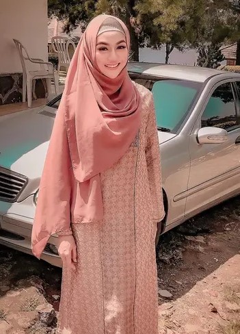  7 Gaya Sania Velova saat tampil berhijab, cantiknya makin memukau