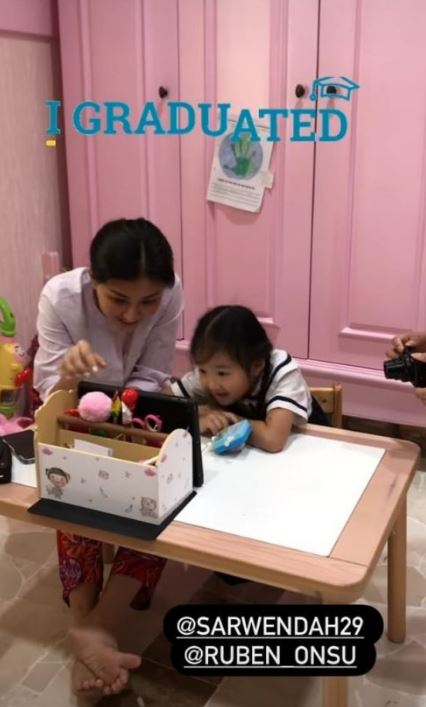 7 Momen Sarwendah dampingi anak sekolah online, gayanya curi perhatian