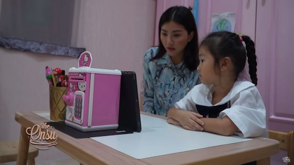 7 Momen Sarwendah dampingi anak sekolah online, gayanya curi perhatian