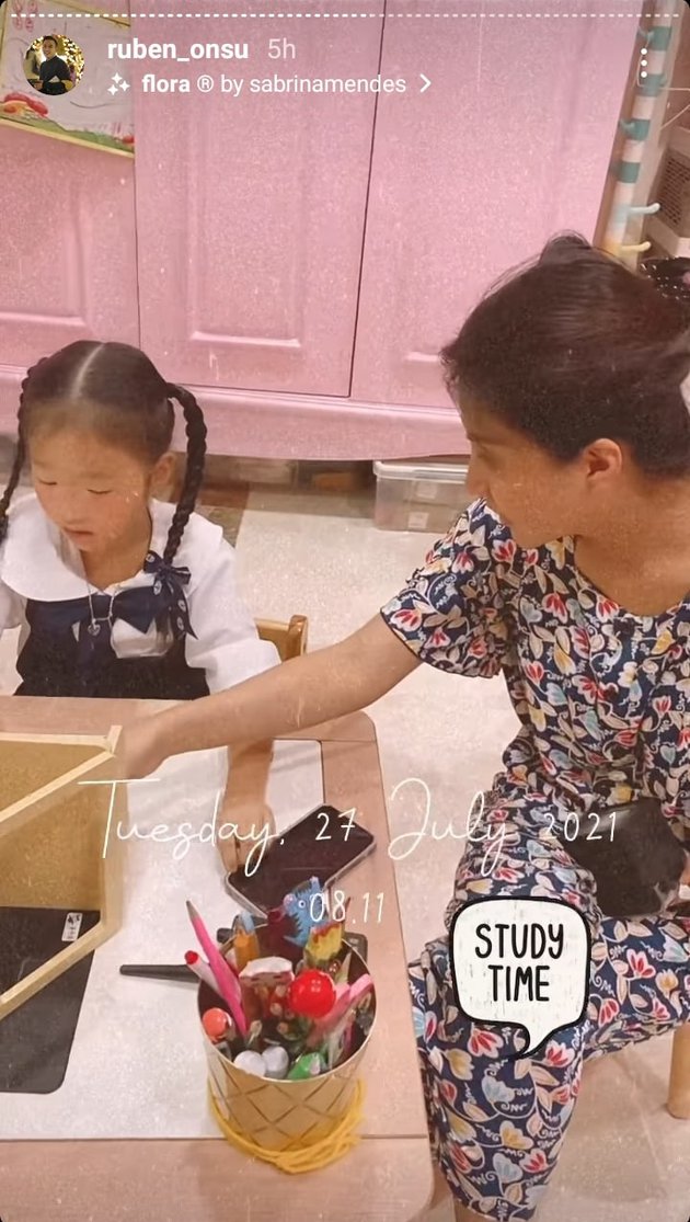 7 Momen Sarwendah dampingi anak sekolah online, gayanya curi perhatian