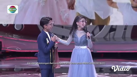 Momen 7 pedangdut bertemu artis idola, Ayu Ting Ting histeris