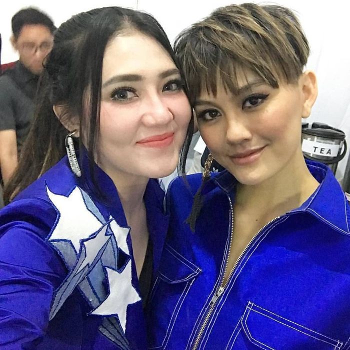 Momen 7 pedangdut bertemu artis idola, Ayu Ting Ting histeris