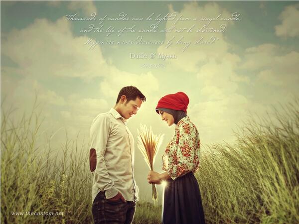 7 Potret lawas prewedding Alyssa & Dude, pose romantis di bawah hujan