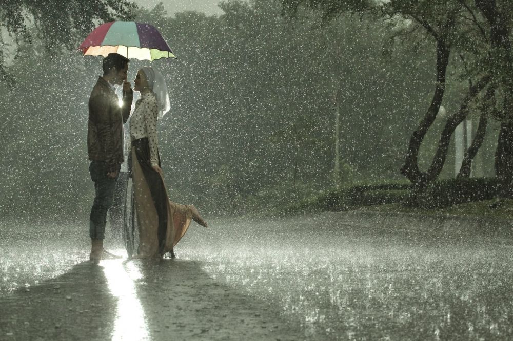 7 Potret lawas prewedding Alyssa & Dude, pose romantis di bawah hujan