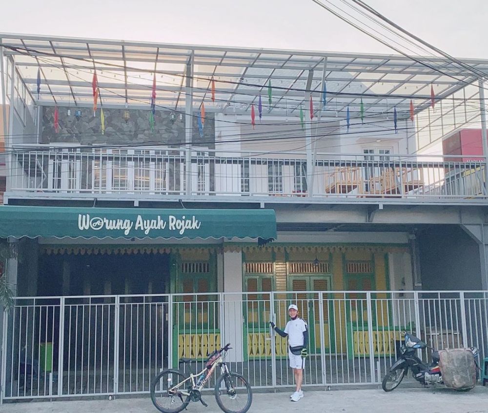 7 Potret warung makan ayah Ayu Ting Ting, berkonsep rumah Betawi