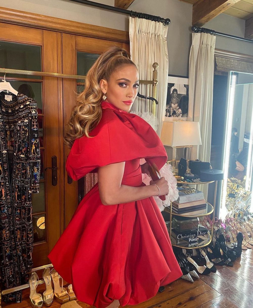 11 Potret Jennifer Lopez yang kian memesona di usia 52 tahun