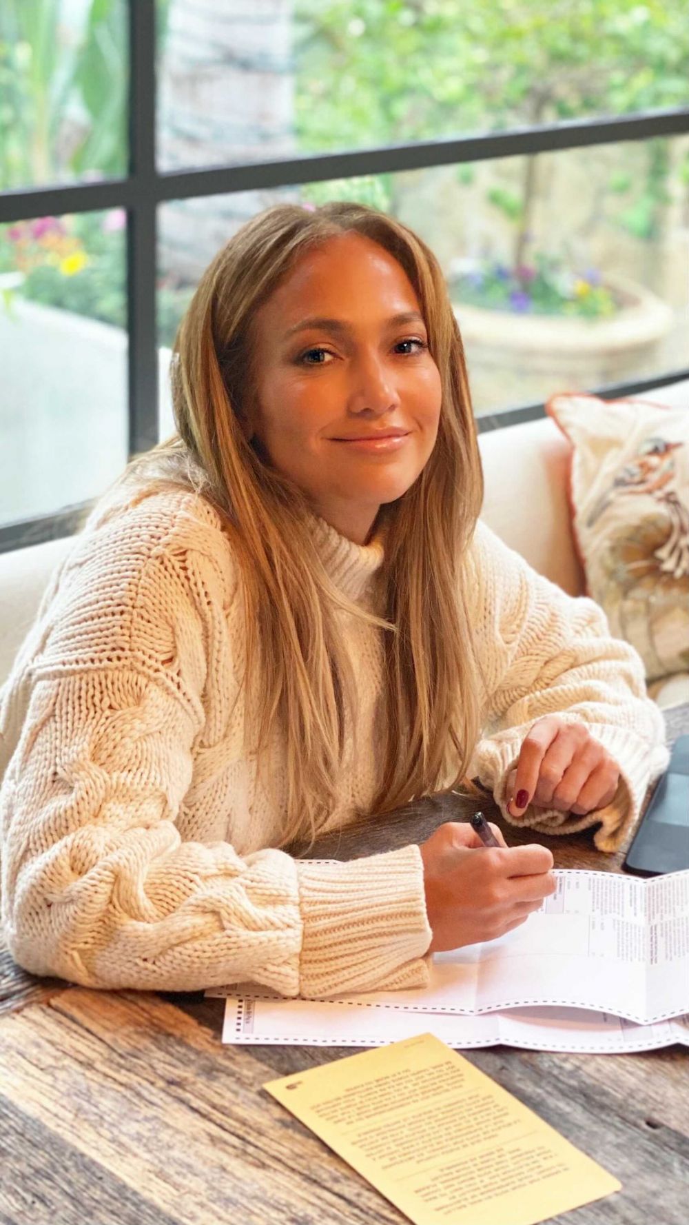 11 Potret Jennifer Lopez yang kian memesona di usia 52 tahun