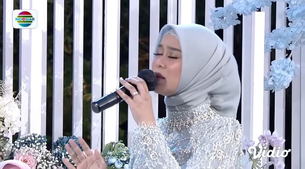9 Momen Lesty Kejora nyanyi di pernikahan, berasa nonton konser