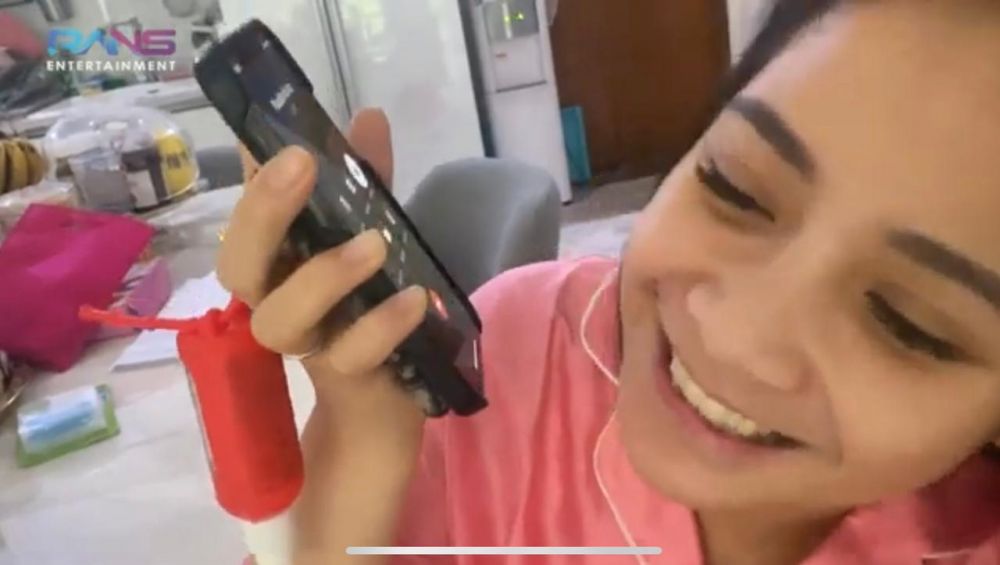 9 Momen Nagita Slavina beri kejutan lukisan untuk Raffi Ahmad