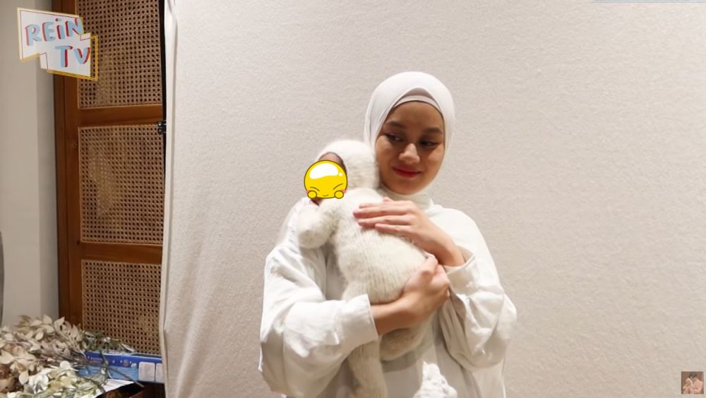 9 Gaya pemotretan Dinda Hauw & Rey bareng buah hati, penuh kehangatan