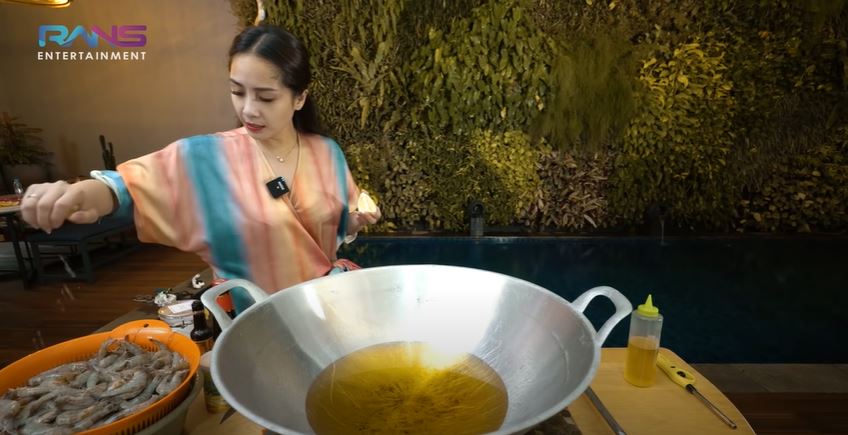 Tips memasak seafood ala 7 seleb, bikin bau amis hilang