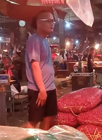 Heboh ada pedagang di pasar wajahnya mirip Sule, ini 5 fotonya