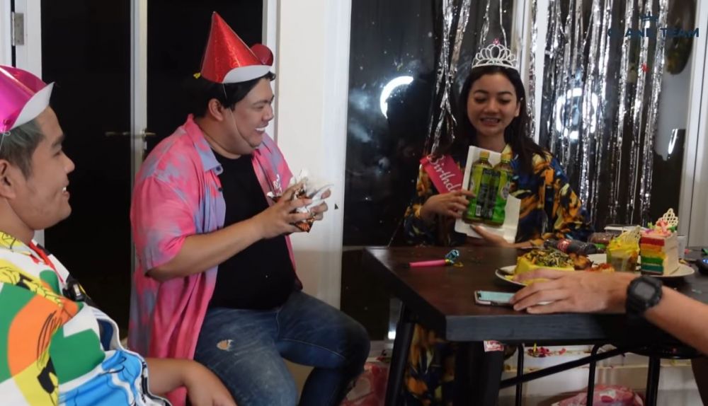 9 Momen kejutan kedua ultah Glenca Chysara, isi kadonya tak terduga