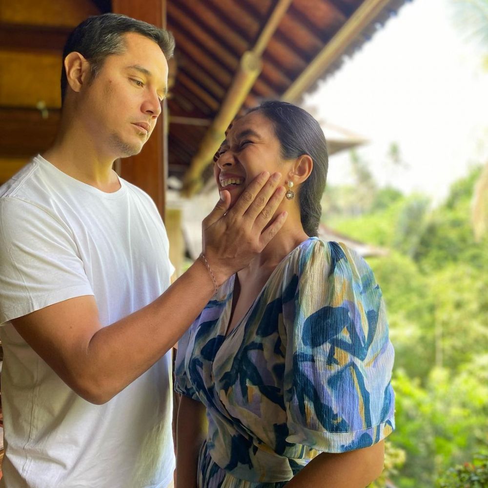 Gaya 7 seleb tiru adegan drama Poldark, romantisnya bikin auto baper