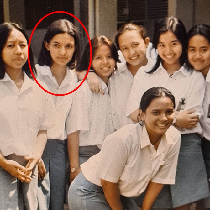 Potret lawas 11 presenter bareng geng SMA, Irfan Hakim awet muda