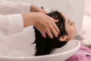11 Cara merawat rambut yang diwarnai, antikering dan antirusak