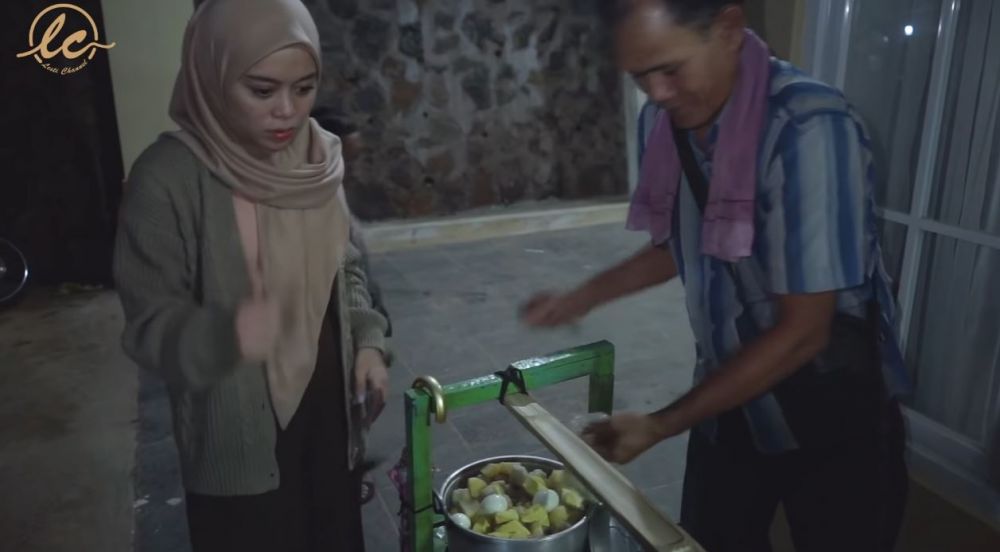 9 Momen Lesty Kejora borong jajanan SD, langganan belasan tahun