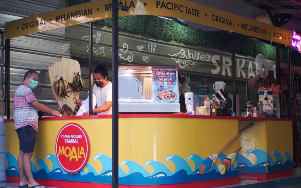 9 Potret kedai pisang Arie Kriting, bisnis bareng Arya Saloka