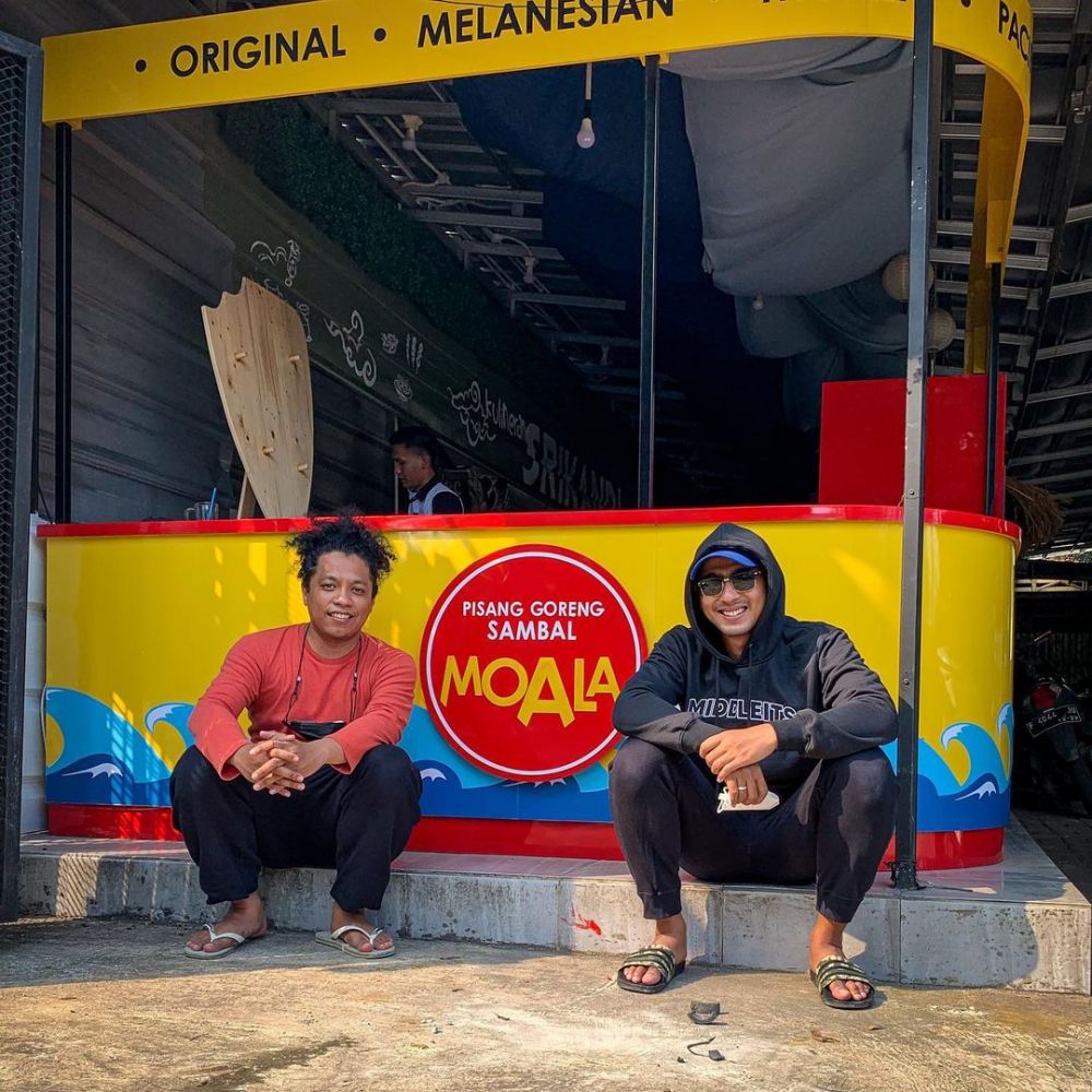 9 Potret kedai pisang Arie Kriting, bisnis bareng Arya Saloka