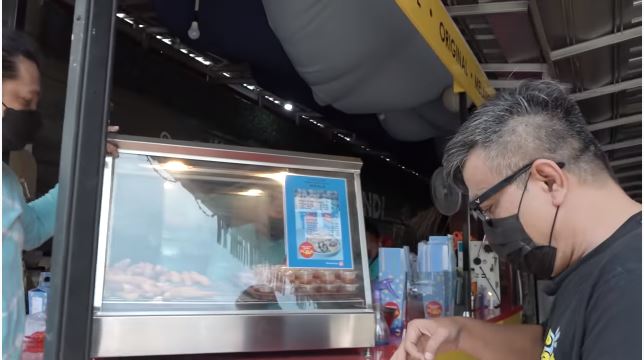 9 Potret kedai pisang Arie Kriting, bisnis bareng Arya Saloka