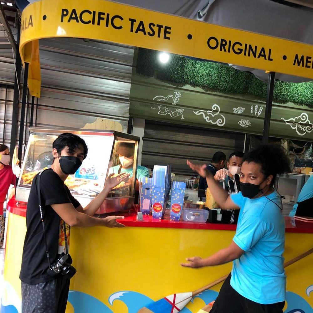 9 Potret kedai pisang Arie Kriting, bisnis bareng Arya Saloka