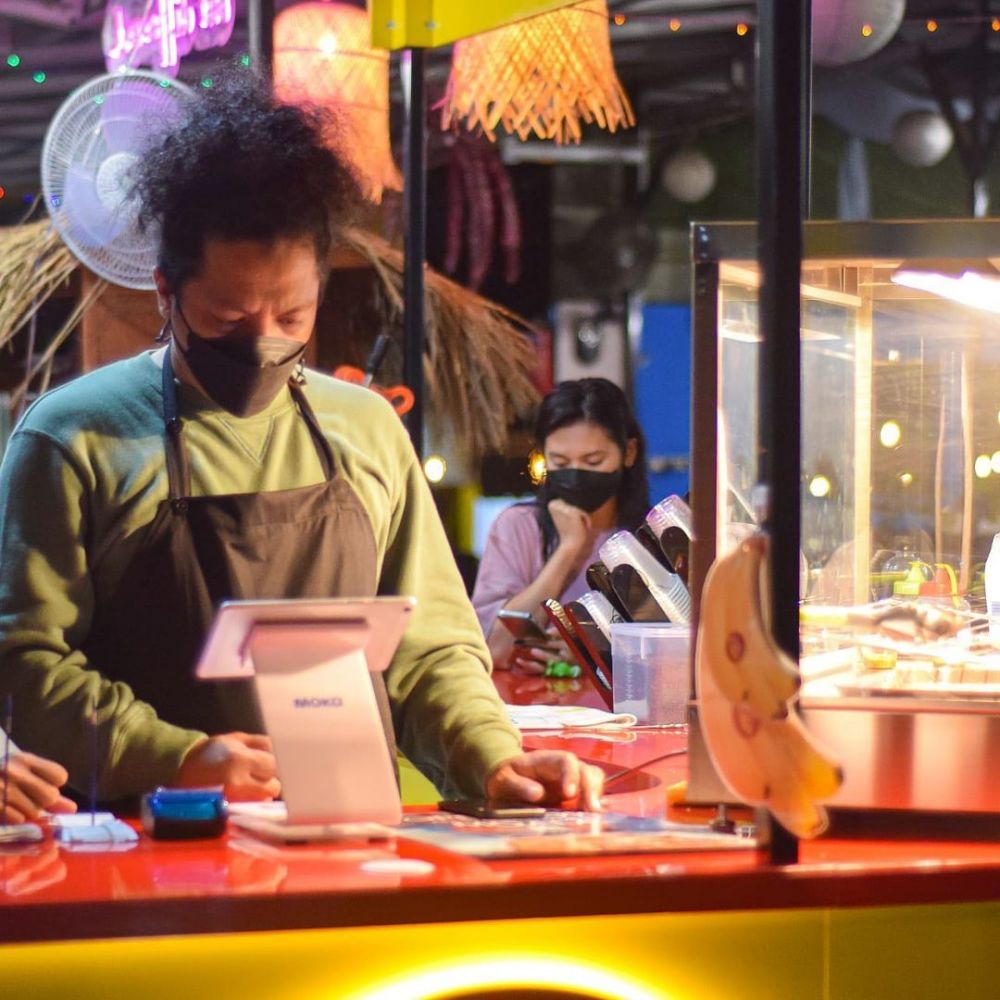 9 Potret kedai pisang Arie Kriting, bisnis bareng Arya Saloka