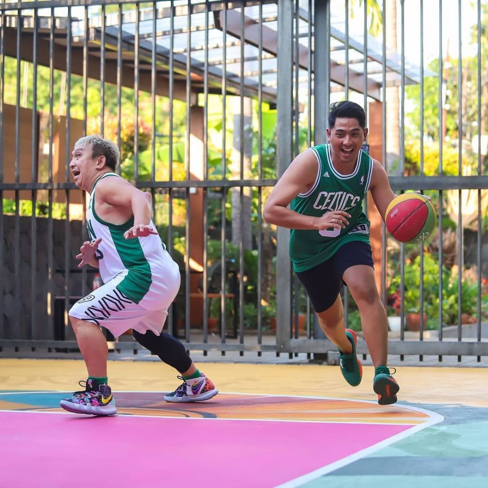 9 Momen Arya Saloka tanding basket di lapangan, bikin terpesona