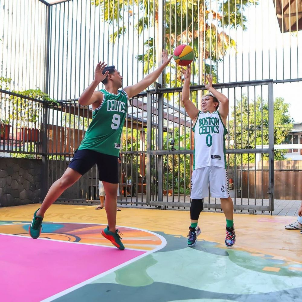 9 Momen Arya Saloka tanding basket di lapangan, bikin terpesona