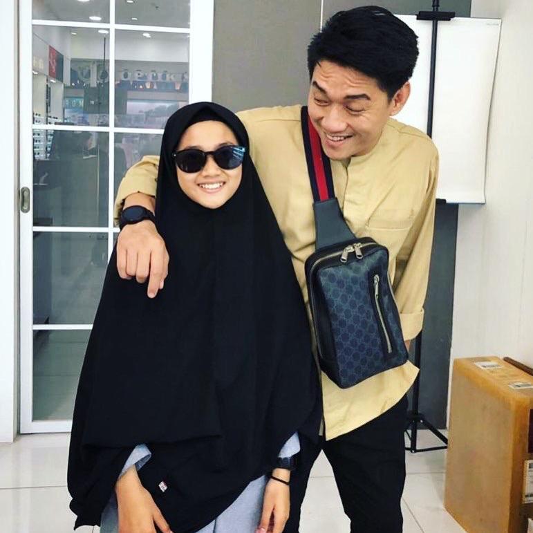 9 Potret kebersamaan penyanyi pria bareng anak, bak kakak beradik